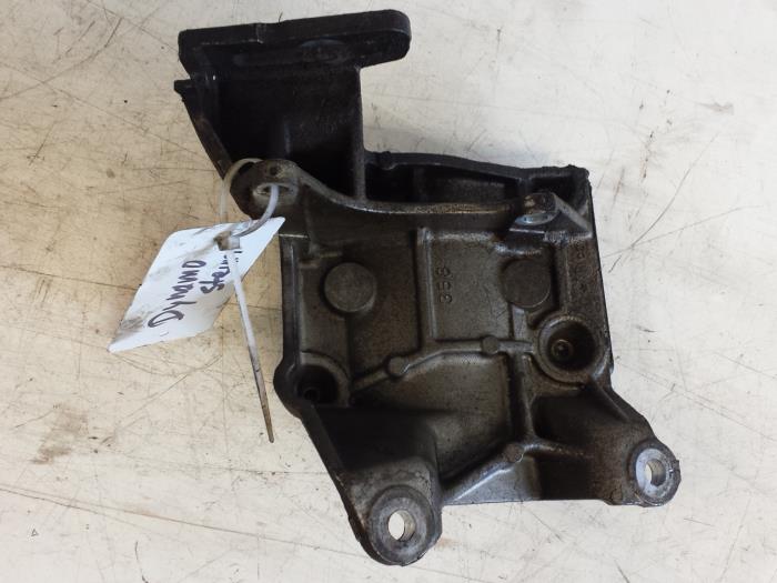 Usagé Support dynamo haut Lexus IS (E2) 200 2.0 24V Prix sur demande proposé par Autodemontagebedrijf Smit