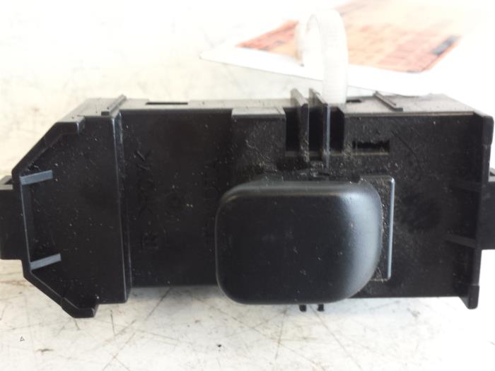 Electric window switch from a Lexus IS (E2) 200 2.0 24V 1999