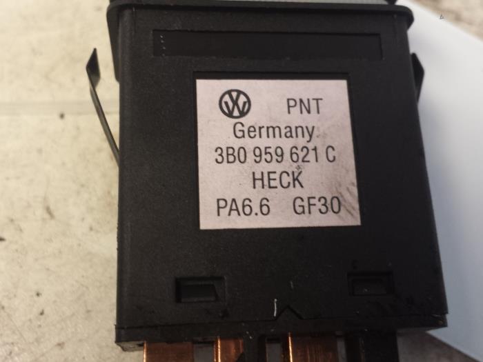 Interruptor de calefactor luneta de un Volkswagen Passat Variant (3B6) 1.9 TDI 100 2002