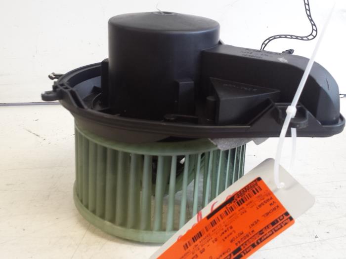 Heating and ventilation fan motor from a Volkswagen Passat Variant (3B6) 1.9 TDI 100 2002