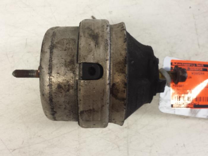 Used Engine mount Volkswagen Passat Variant (3B6) 1.9 TDI 100 Price € 35,00 Margin scheme offered by Autodemontagebedrijf Smit