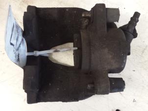 Used Front brake calliper, left Renault Grand Scénic II (JM) 2.0 16V Price € 15,00 Margin scheme offered by Autodemontagebedrijf Smit