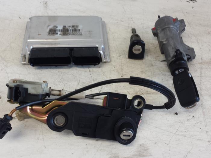 Used Ignition lock + computer Volkswagen Passat Variant (3B6) 2.0 20V Price € 175,00 Margin scheme offered by Autodemontagebedrijf Smit