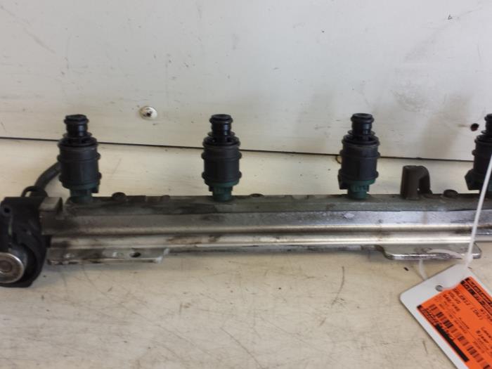 Volvo S40/V40 Fuel injector nozzles stock | ProxyParts.com
