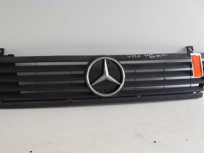 Begagnade Grill Mercedes Vito (638.0) 2.2 CDI 112 16V Pris € 25,00 Marginaltabell erbjuds av Autodemontagebedrijf Smit