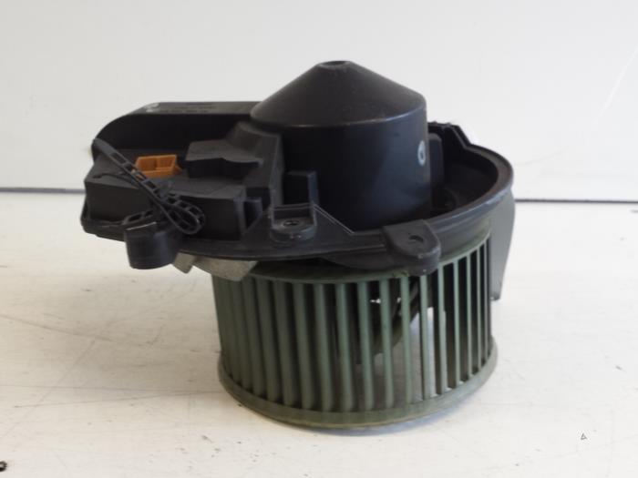 Motor de ventilador de calefactor de un Volkswagen Passat (3B2) 1.8 20V 1997