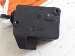 Usados Bomba de vacío de cierre centralizado eléctrico Volvo V40 (VW) 1.6 16V Precio de solicitud ofrecido por Autodemontagebedrijf Smit