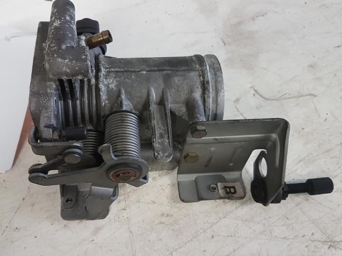 Throttle body from a BMW 3 serie (E36/4) 316i 1995