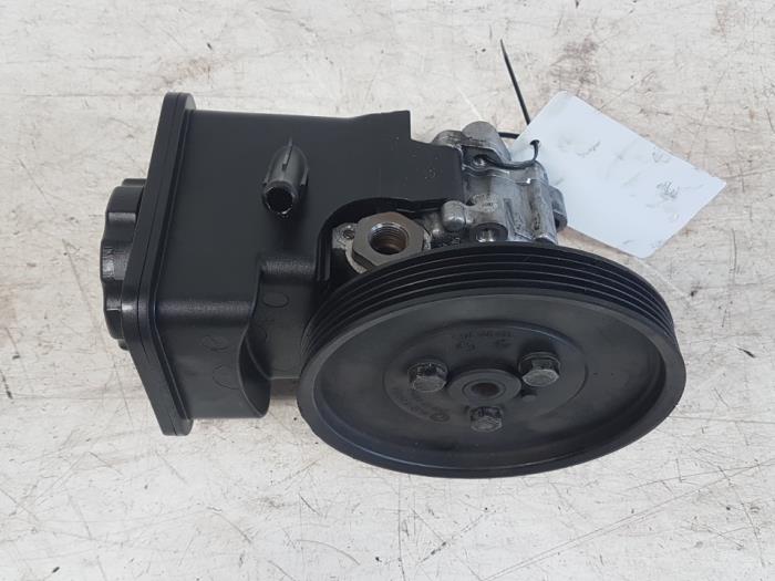 Power steering pump from a BMW 3 serie (E46/4) 320d 16V 2001