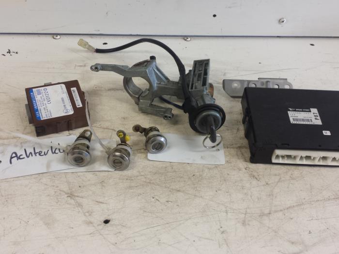Used Ignition lock + computer Daihatsu YRV (M2) 1.3 16V DVVT Price € 125,00 Margin scheme offered by Autodemontagebedrijf Smit