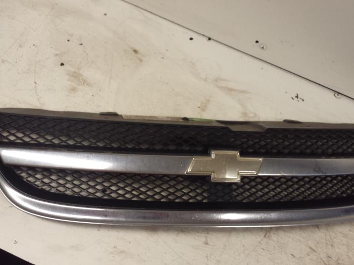 Używane Grill Chevrolet Nubira Wagon (J100) 1.6 16V Cena € 30,00 Procedura marży oferowane przez Autodemontagebedrijf Smit