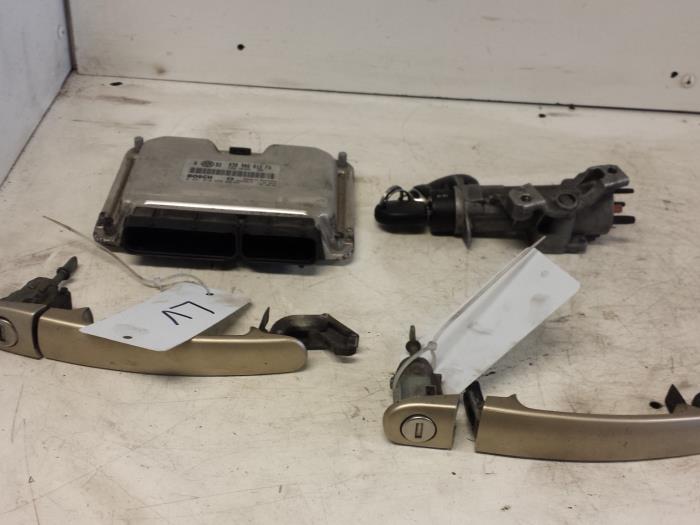 Used Ignition lock + computer Volkswagen Bora (1J2) 1.9 TDI 90 Price € 125,00 Margin scheme offered by Autodemontagebedrijf Smit
