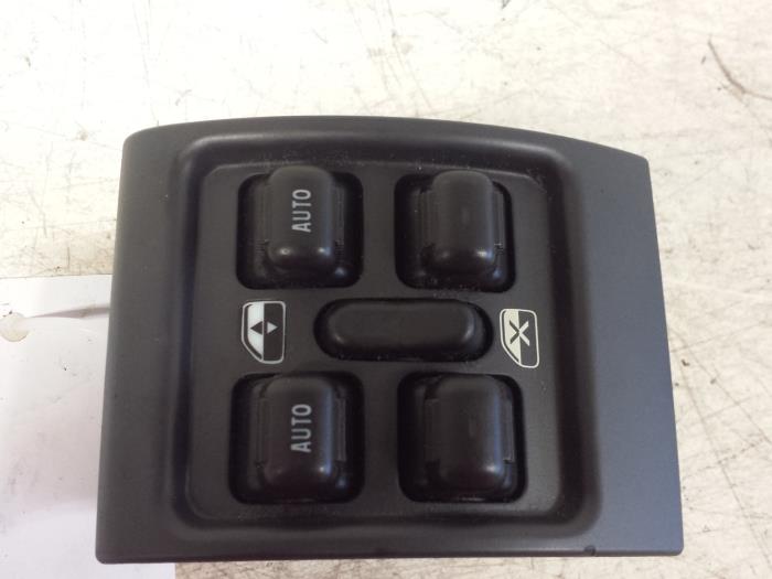 Usados Interruptor combinado de ventanillas Chrysler PT Cruiser 2.0 16V Precio € 15,00 Norma de margen ofrecido por Autodemontagebedrijf Smit
