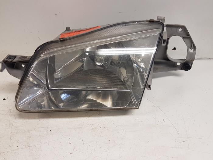 Używane Reflektor lewy Mazda 323 (BJ12) 2.0DTiD Cena € 25,00 Procedura marży oferowane przez Autodemontagebedrijf Smit