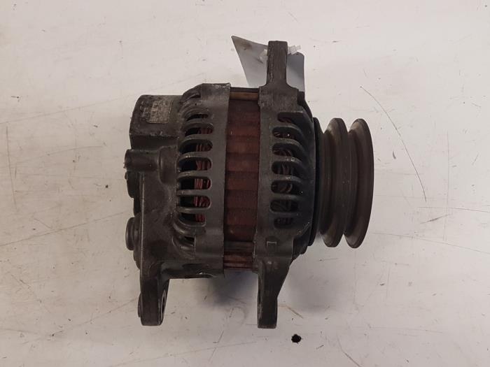 Dynamo van een Mazda 323 (BJ12) 2.0DTiD 2002