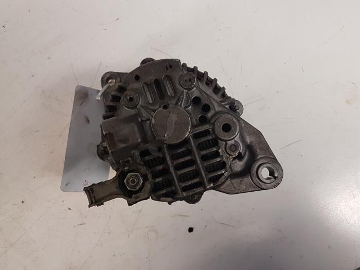 Dynamo van een Mazda 323 (BJ12) 2.0DTiD 2002