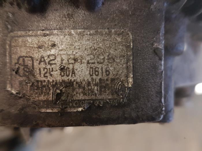 Dynamo van een Mazda 323 (BJ12) 2.0DTiD 2002