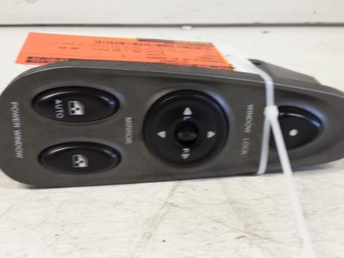 Usados Interruptor combinado de ventanillas Hyundai Coupe 2.0i 16V Precio € 15,00 Norma de margen ofrecido por Autodemontagebedrijf Smit