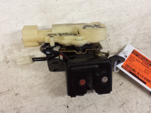 Usados Mecanismo de cierre del portón trasero Mazda 323 Fastbreak (BJ14) 1.5 LX,GLX 16V Precio € 30,00 Norma de margen ofrecido por Autodemontagebedrijf Smit