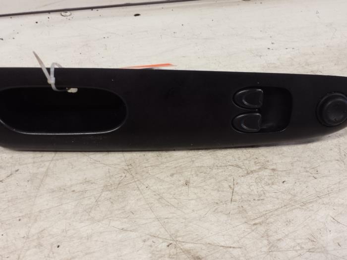 Usados Interruptor combinado de ventanillas Chevrolet Matiz 0.8 S,SE Precio € 15,00 Norma de margen ofrecido por Autodemontagebedrijf Smit
