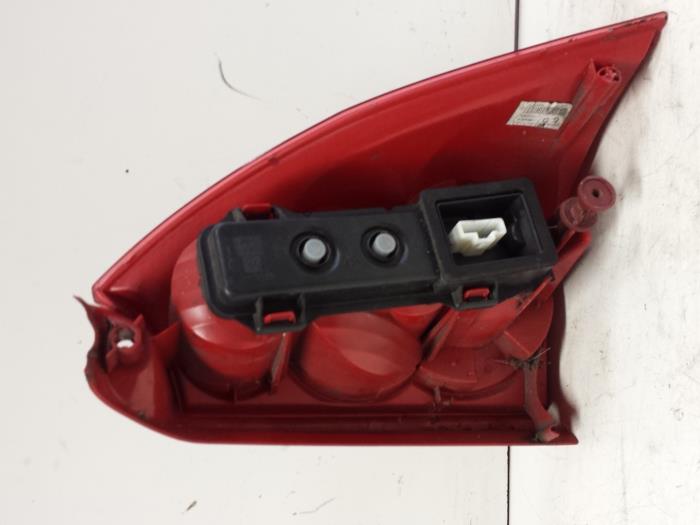 Taillight, left from a Peugeot 307 SW (3H) 1.6 16V 2003
