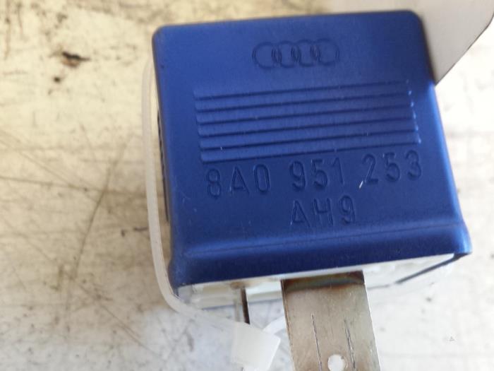 Begagnade Relä Volkswagen Passat Variant (3B6) 1.9 TDI 130 Pris € 15,00 Marginaltabell erbjuds av Autodemontagebedrijf Smit