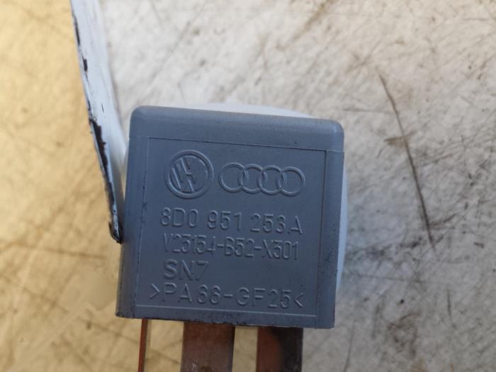 Begagnade Relä Volkswagen Passat Variant (3B6) 1.9 TDI 130 Pris € 10,00 Marginaltabell erbjuds av Autodemontagebedrijf Smit