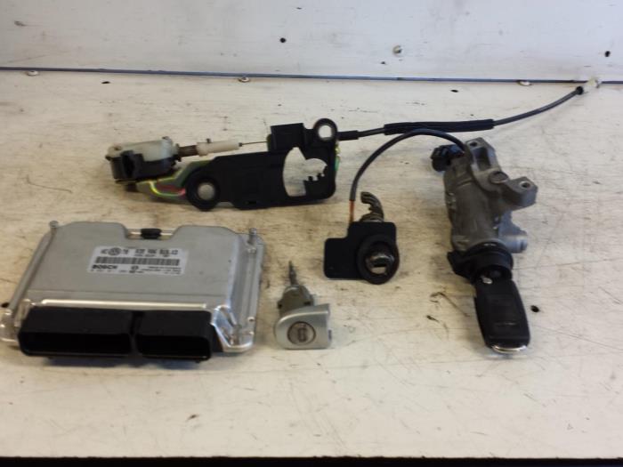 Used Ignition lock + computer Volkswagen Passat Variant (3B6) 1.9 TDI 130 Price € 175,00 Margin scheme offered by Autodemontagebedrijf Smit