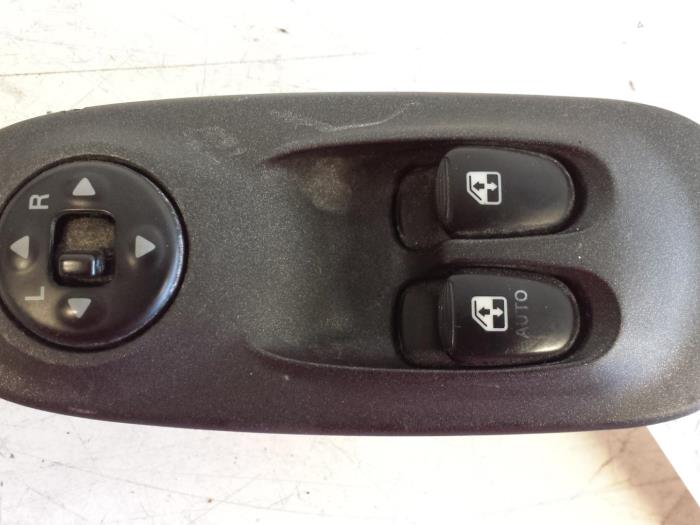 Multi-functional window switch from a Hyundai Accent 1.6 16V 2005