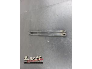 Used Set of gas struts for boot Audi A4 (B7) 2.0 TDI 16V Price on request offered by LvS Carparts