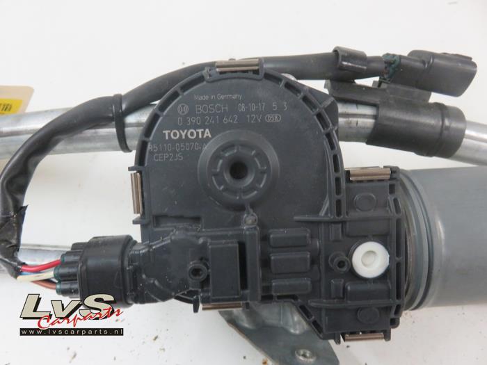 Mecanismo y motor de limpiaparabrisas de un Toyota Avensis (T27)  2009