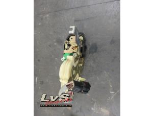 Used Front door lock mechanism 4-door, right Kia Sorento I (JC) 2.5 CRDi 16V Price on request offered by LvS Carparts