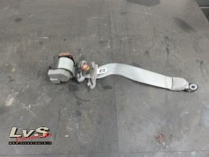 Used Rear seatbelt, left Kia Sorento I (JC) 2.5 CRDi 16V Price on request offered by LvS Carparts