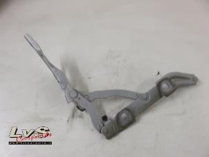 Used Boot lid hinge BMW 3 serie (E90) 325i 24V Price on request offered by LvS Carparts