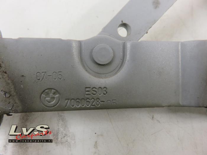 Boot lid hinge from a BMW 3 serie (E90) 325i 24V 2006