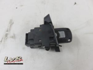 Used Ignition lock + key BMW 3 serie (E90) 320i 16V Price on request offered by LvS Carparts