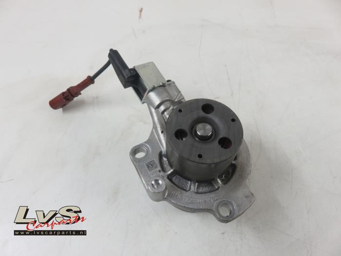 Water pump from a Volkswagen Golf VII (AUA) 2.0 TDI 4Motion 16V 2017