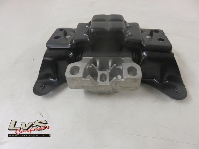 Engine mount from a Volkswagen T-Roc 2.0 TDI 150 16V 2017