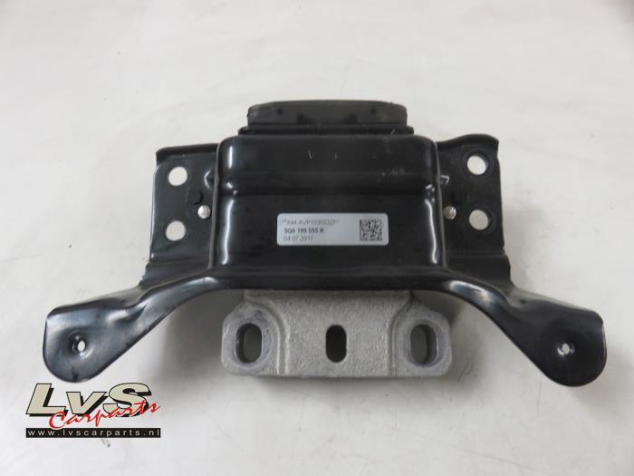 Engine mount from a Volkswagen T-Roc 2.0 TDI 150 16V 2017