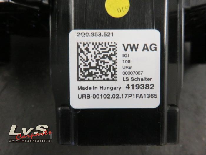 Interruptor combinado columna de dirección de un Volkswagen Polo VI (AW1) 1.6 TDI 16V 95 2017