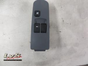 Usados Interruptor de ventanilla eléctrica Mitsubishi Colt (Z2/Z3) 1.3 16V Precio € 16,00 Norma de margen ofrecido por LvS Carparts