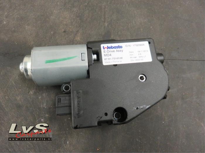 Sunroof motor from a BMW 1 serie (F20) 114d 1.5 12V TwinPower 2015