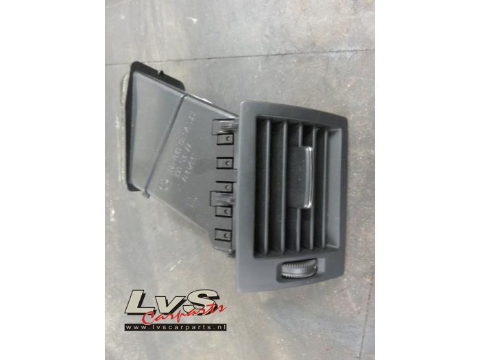 Dashboard vent from a Mercedes-Benz B (W245,242) 1.5 B-150 16V 2005