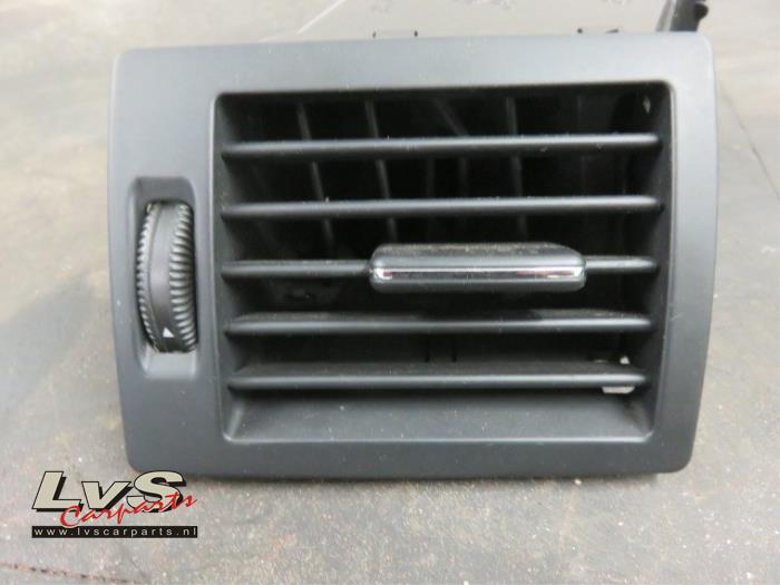 Dashboard vent from a Mercedes-Benz B (W245,242) 1.5 B-150 16V 2005