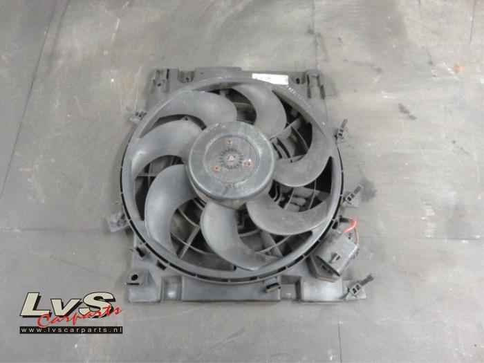 Air conditioning cooling fans from a Opel Zafira (M75) 1.7 CDTi 16V 2008