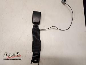 Used Rear seatbelt buckle, centre Renault Twingo III (AH) 1.0 SCe 70 12V Price € 20,00 Margin scheme offered by LvS Carparts