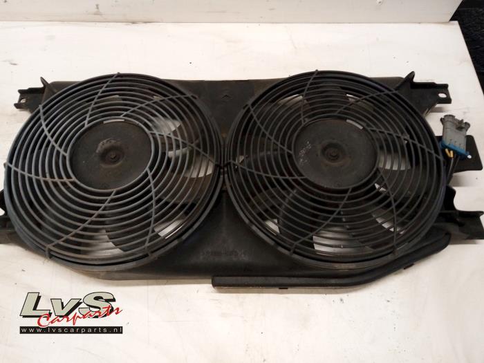 Cooling fans from a Mercedes-Benz ML I (163) 320 3.2 V6 18V Autom. 2000