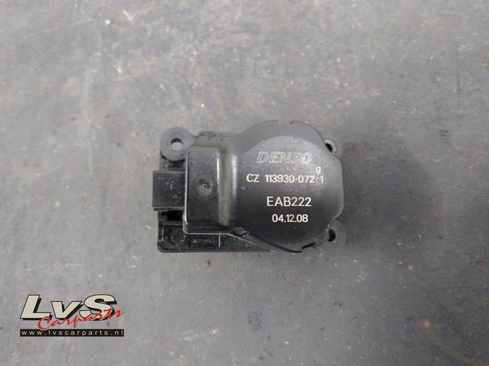 Heater valve motor from a BMW 3 serie Touring (E91) 320d 16V 2009