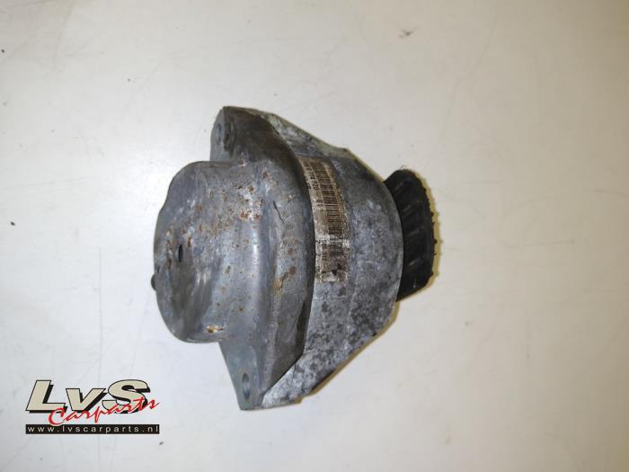 Engine mount from a BMW 5 serie (E60) 530d 24V 2008
