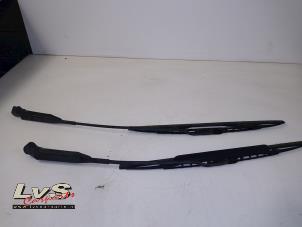 Used Front wiper arm Opel Tigra Twin Top 1.8 16V Price € 13,00 Margin scheme offered by LvS Carparts